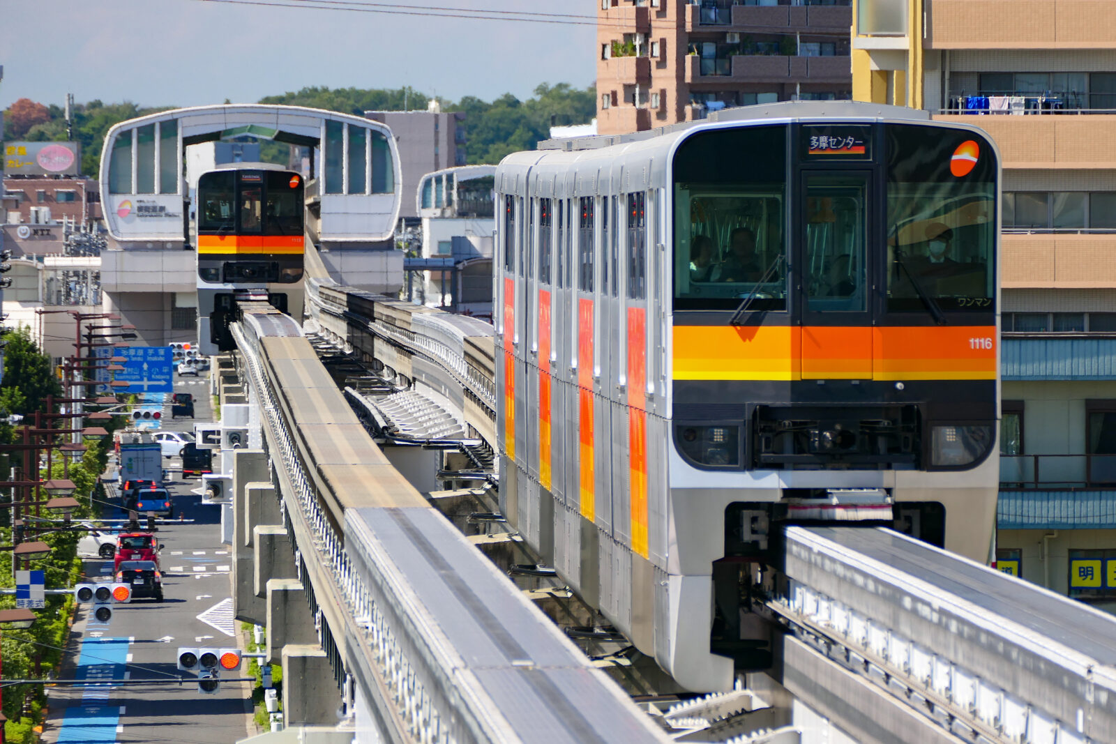 桜街道駅と玉川上水駅の間を走る多摩都市モノレール1000系電車