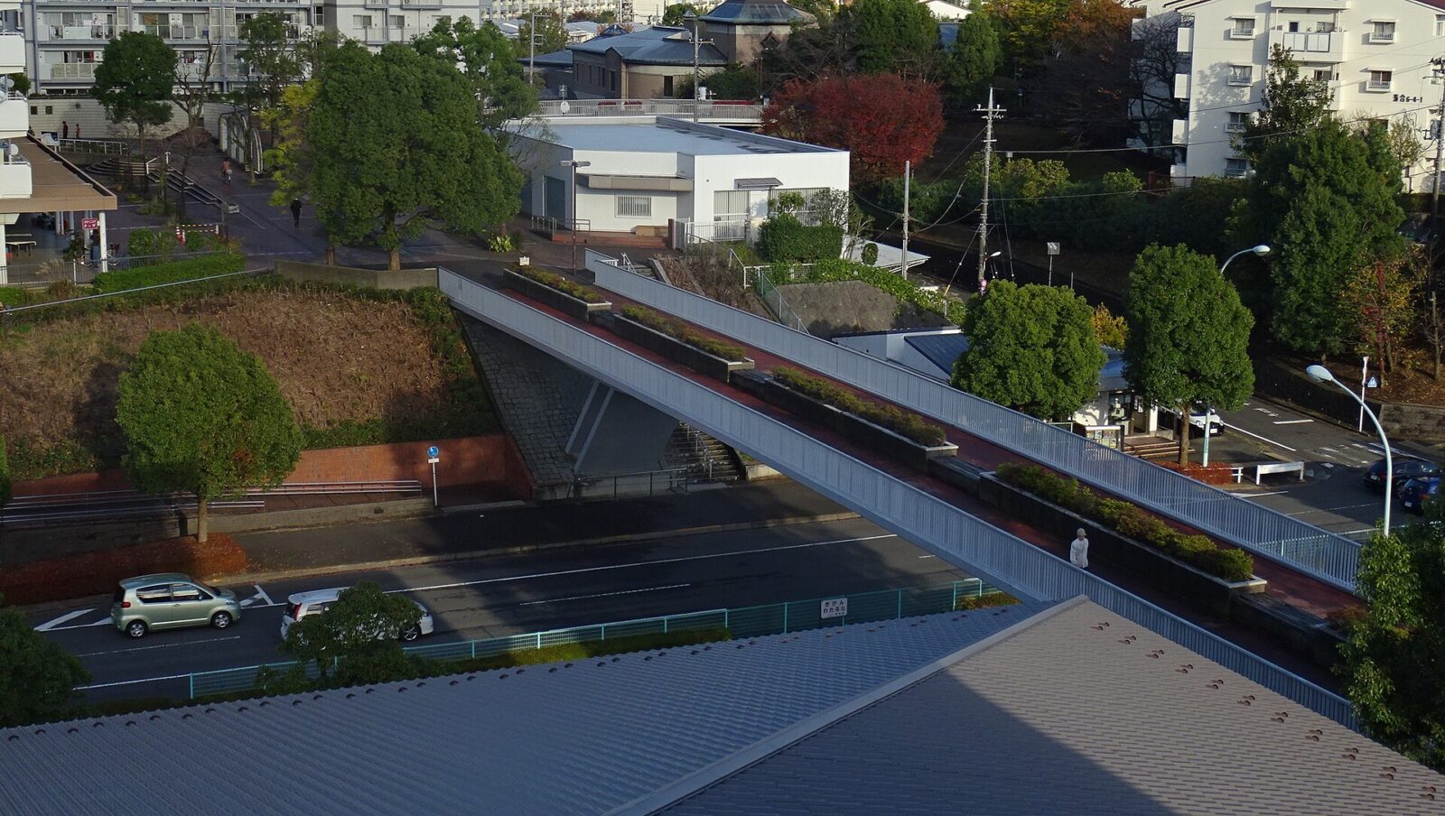 多摩ニュータウンで遊歩道と車道を立体交差させた歩車分離