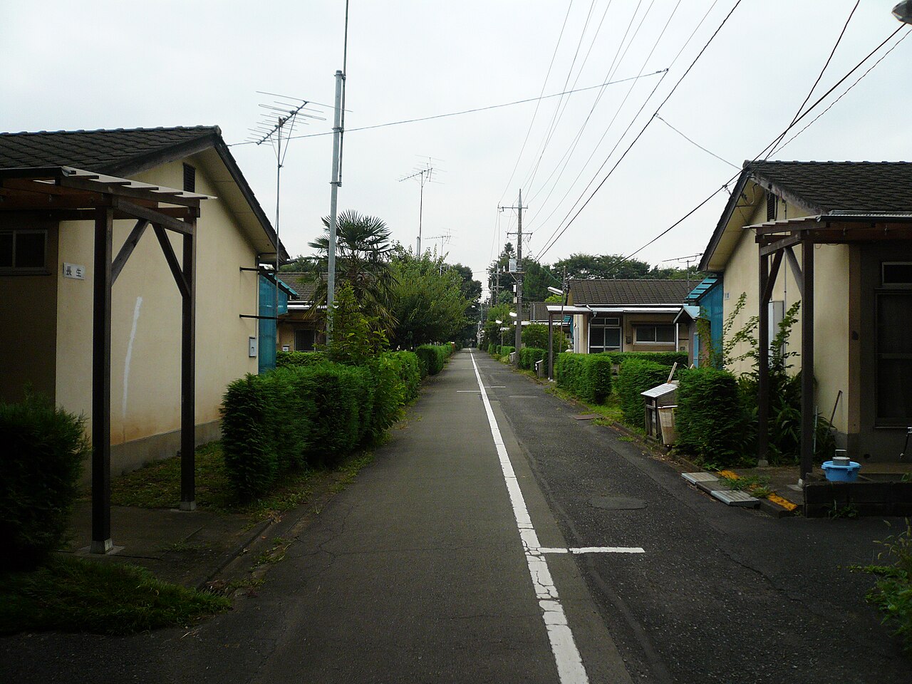 東京都東村山市の多磨全生園に並ぶ居住棟