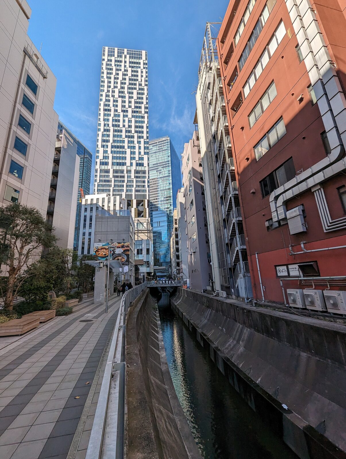 渋谷ストリーム沿いで地上に姿を見せる渋谷川