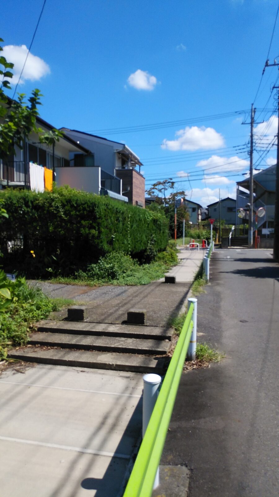 西東京市中町の新川暗渠に沿う細く曲がった歩道