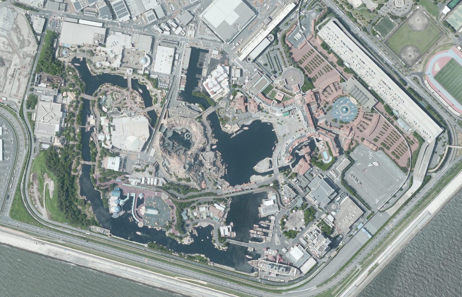 浦安市舞浜の東京ディズニーシーと埋立地を写した2019年の空中写真