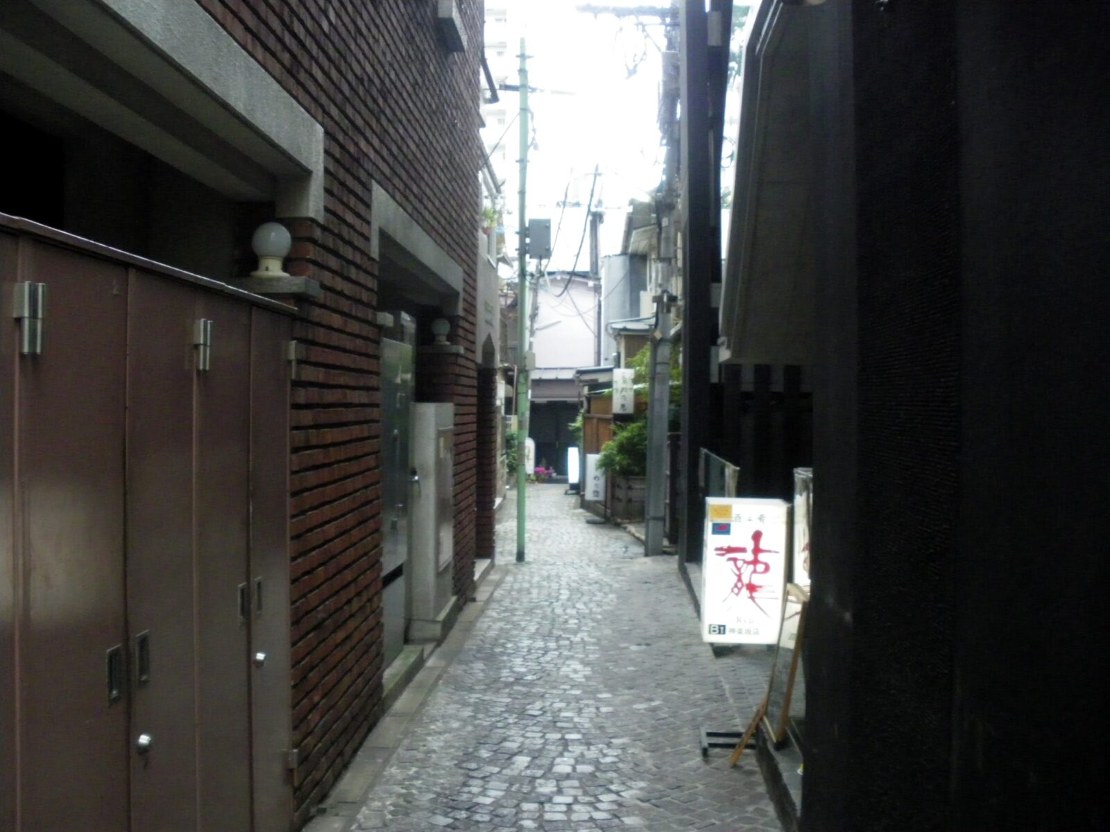 2009年の神楽坂界隈に残る石畳の細い路地