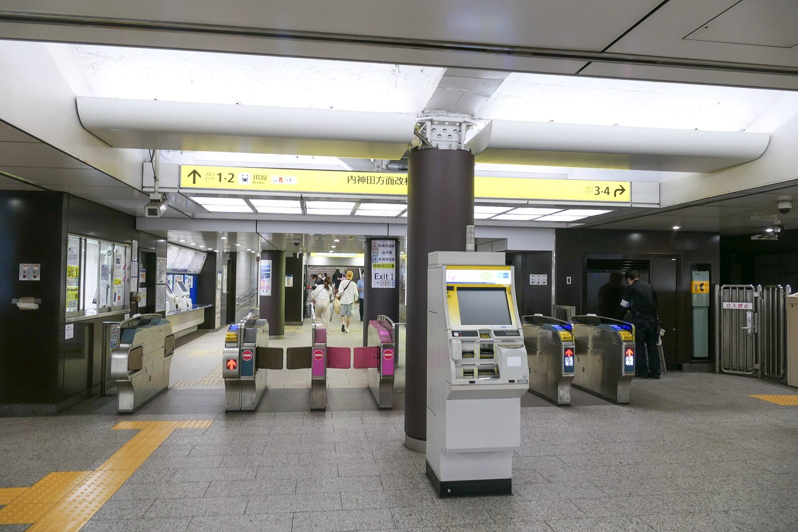 東京メトロ銀座線神田駅ホーム端の内神田方面改札