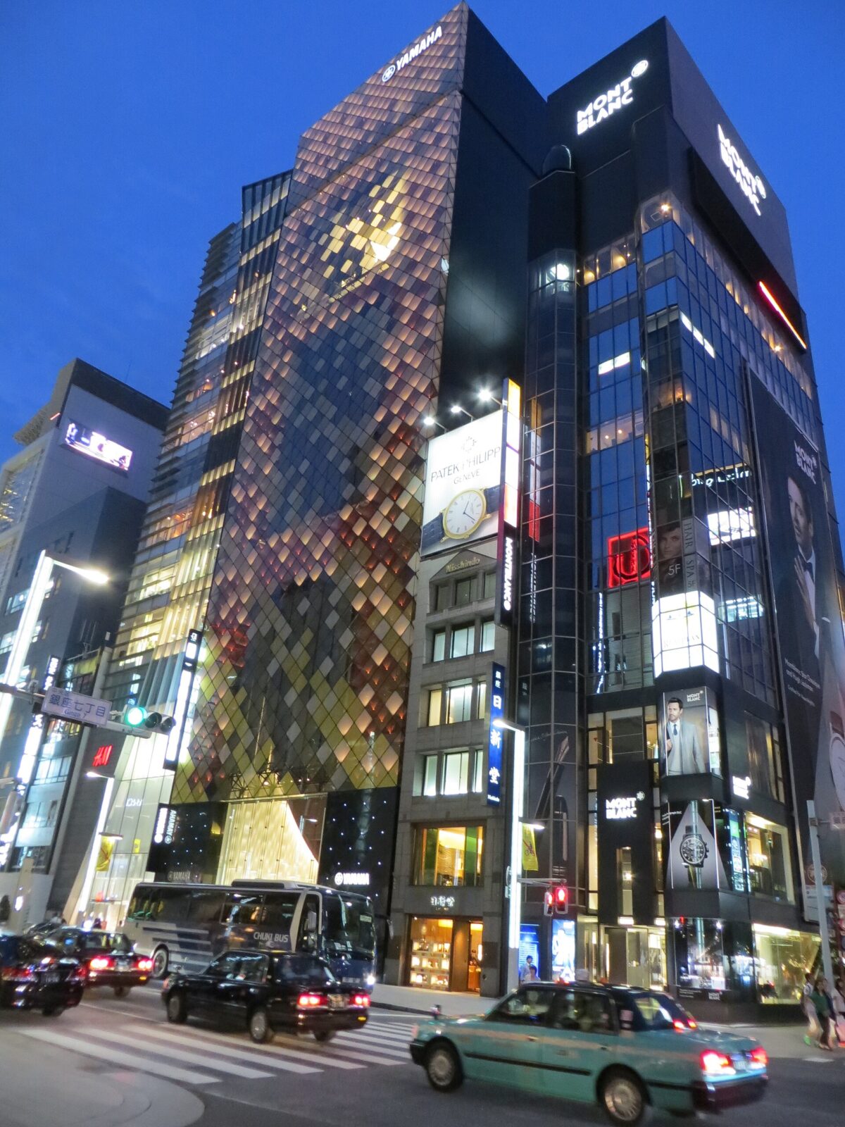 銀座通りに建つ夜のヤマハ銀座ビル