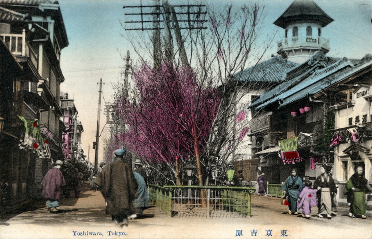大正時代の東京・吉原の街路を写した手彩色絵葉書