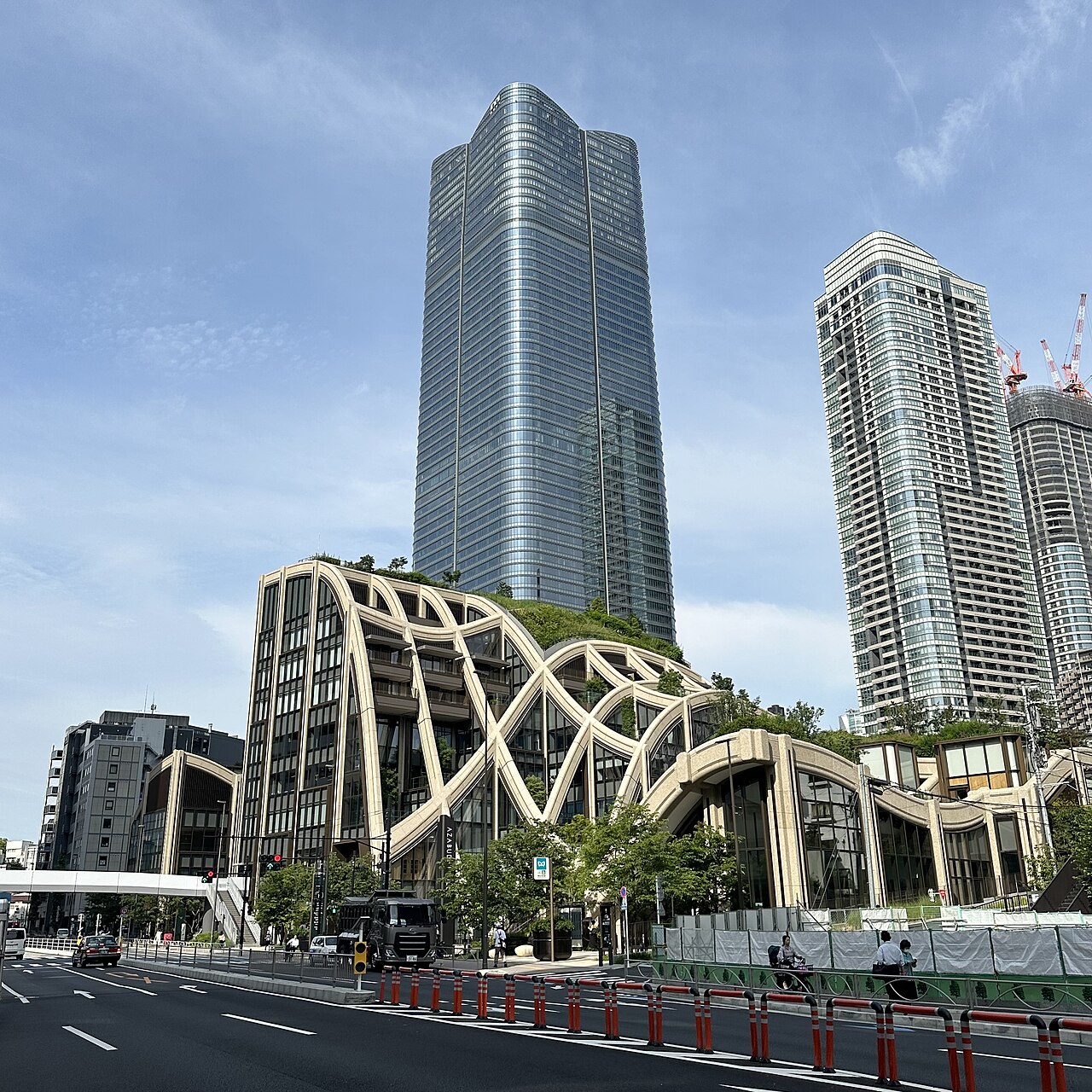 神谷町駅前から見た麻布台ヒルズの全景