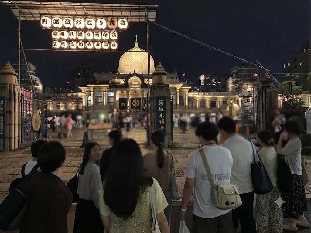 夜の築地本願寺と納涼盆踊り大会の入口