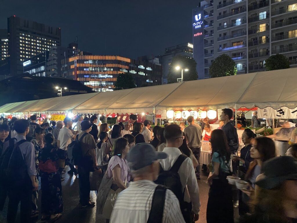 築地本願寺納涼盆踊り大会の屋台と来場者