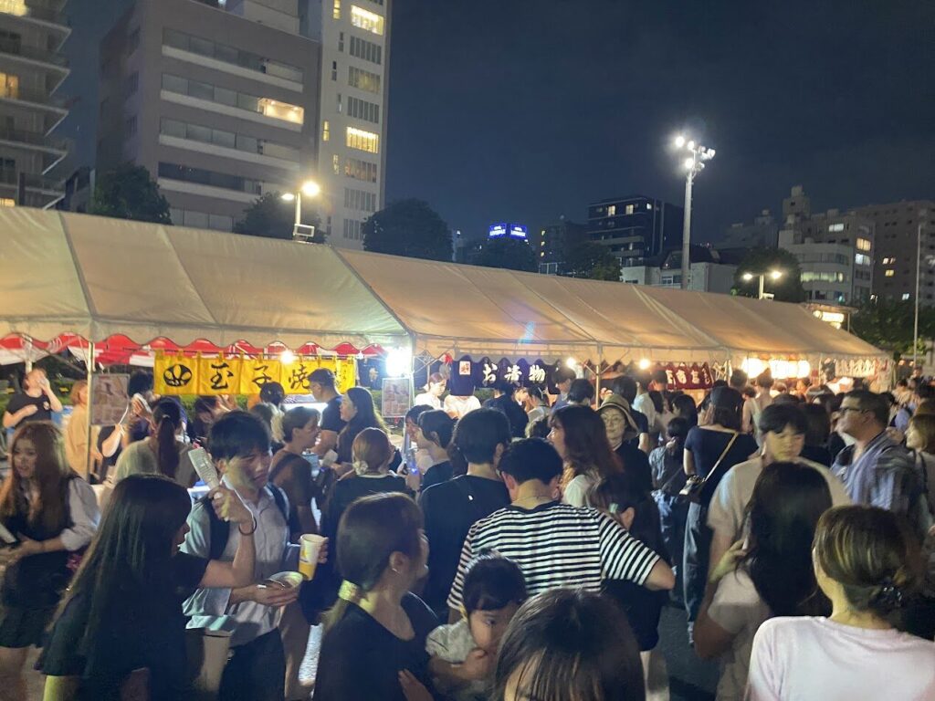 築地本願寺納涼盆踊り大会の混雑した屋台エリア