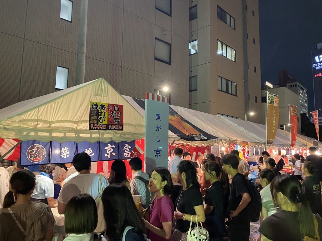 魚がし横丁の屋台が並ぶ築地本願寺納涼盆踊り大会