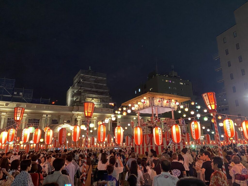 提灯と櫓を囲んで盛り上がる盆踊り会場