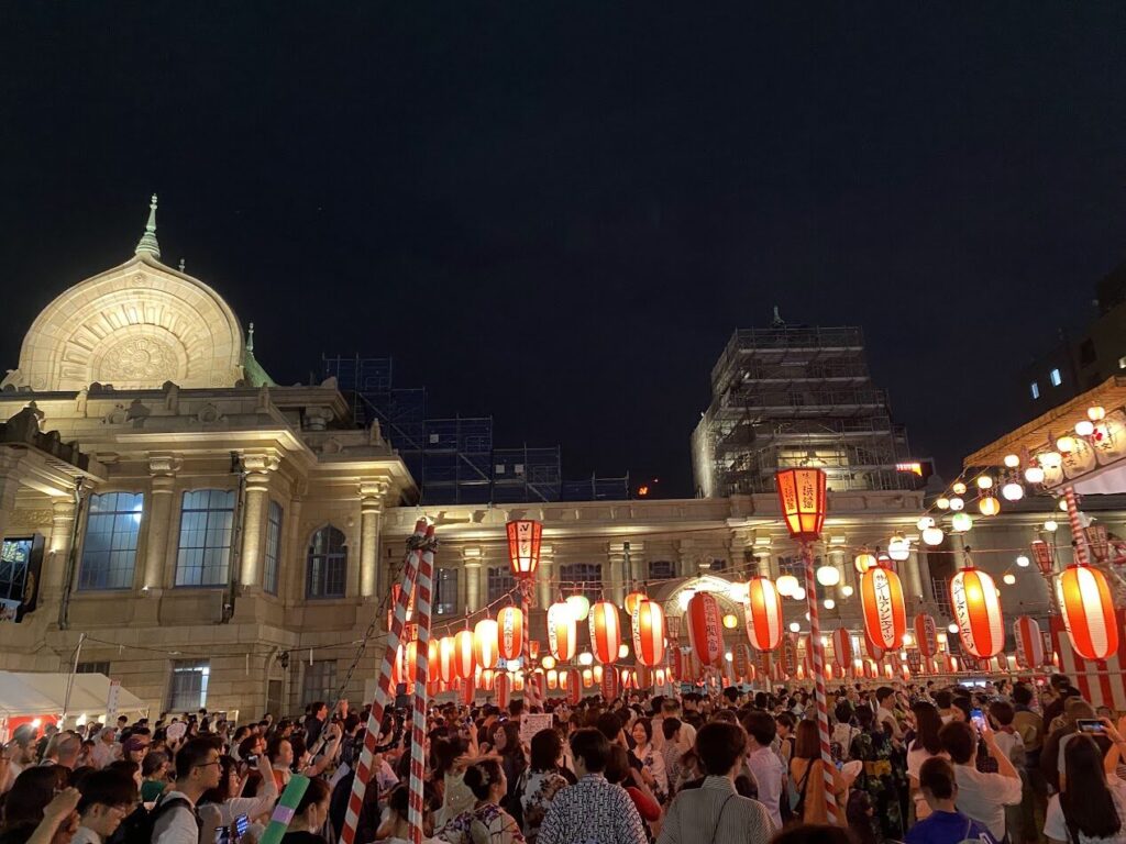 築地本願寺本堂前の盆踊り会場