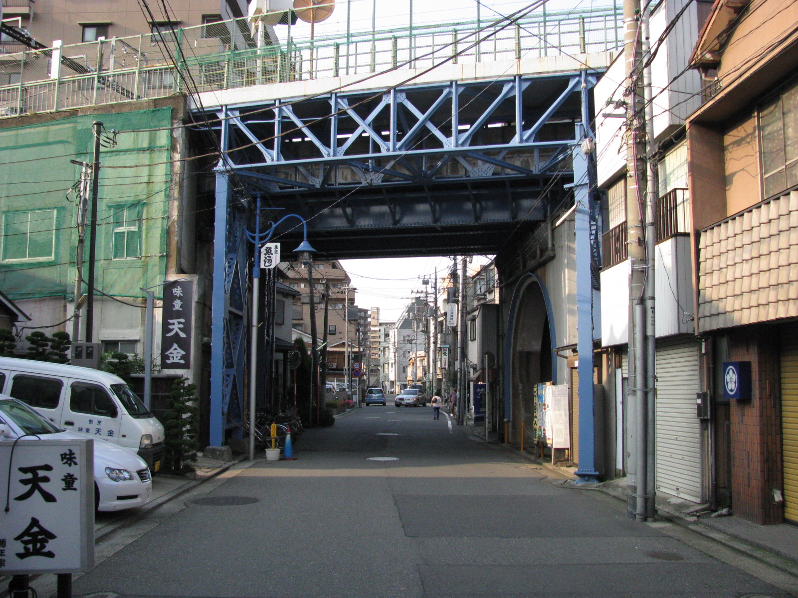 横浜市鶴見区の旧東海道とJR鶴見線国道駅付近