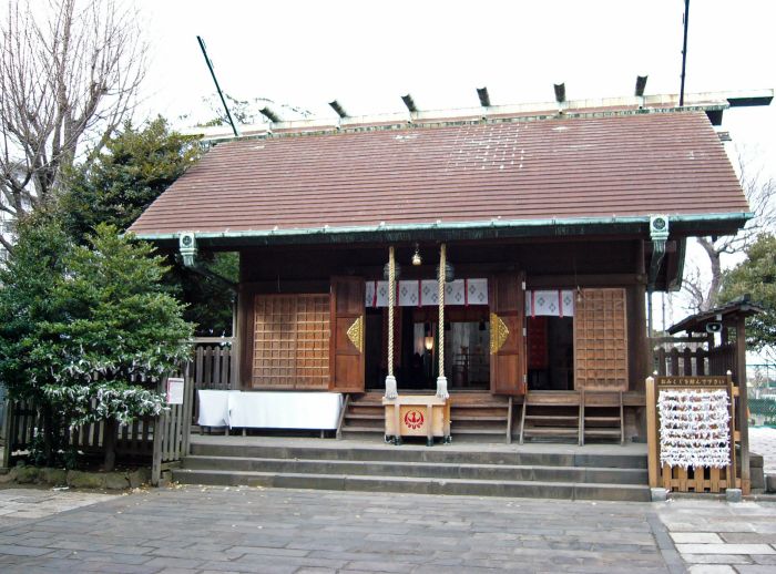 横浜市鶴見区の鶴見神社の社殿と境内