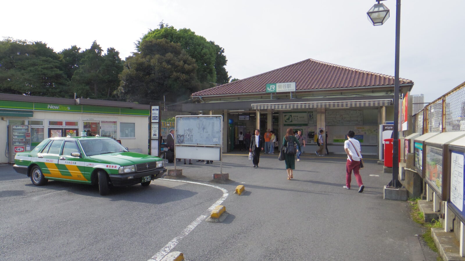 2017年のJR鶯谷駅南口の駅舎とタクシー
