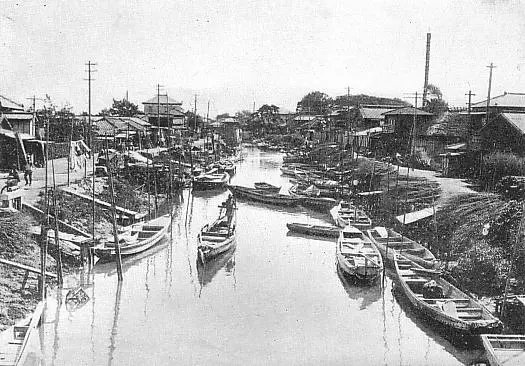 1930年頃の浦安で水路沿いに並ぶ漁船と家屋