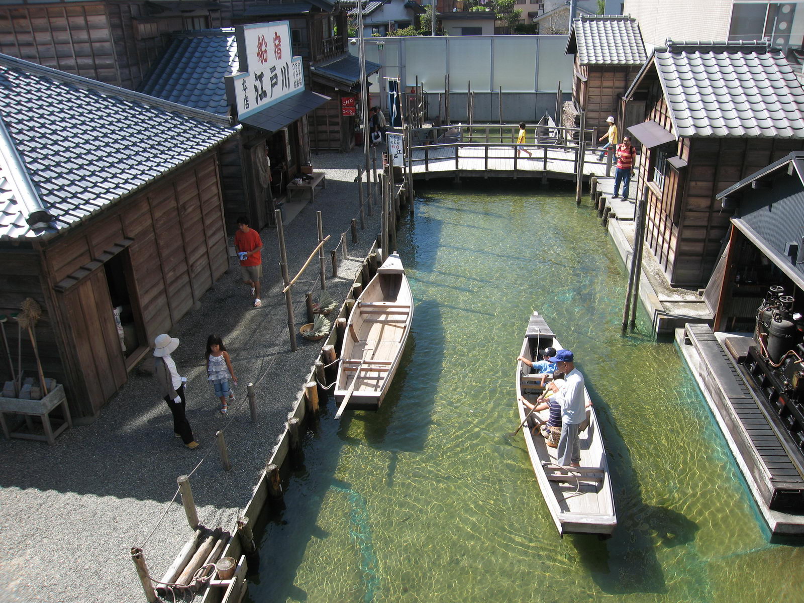 浦安市郷土博物館で再現された漁師町の水路と木造船