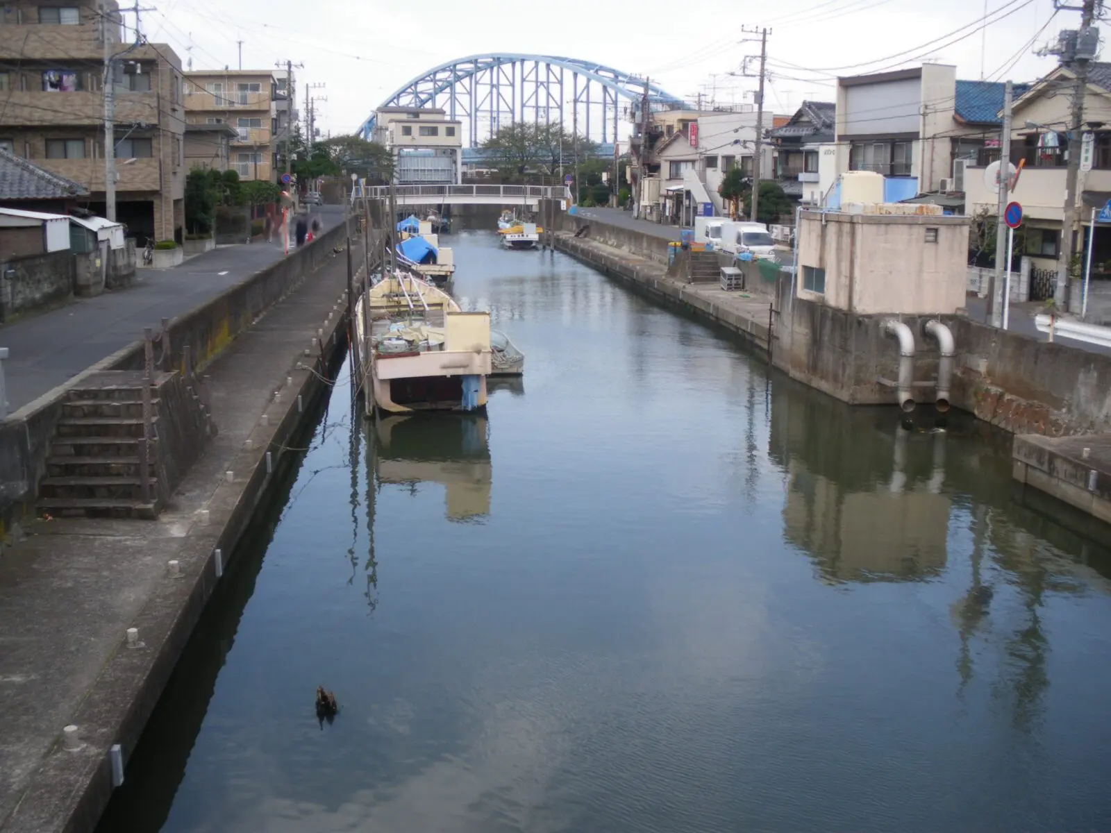 浦安旧市街の水路に係留された船と周辺の住宅