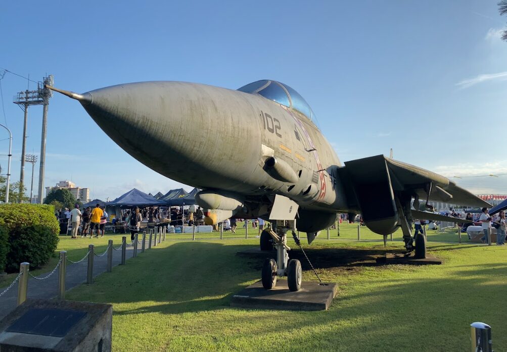 映画トップガンにも登場するF-14トムキャット展示機