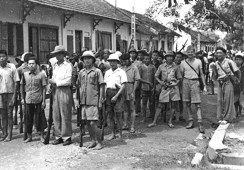 1945年8月、ハノイへ向かうベトミン部隊とOSSのアリソン・トーマス