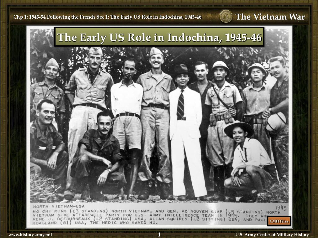 1945年、OSS隊を送別するホー・チ・ミンとヴォー・グエン・ザップ