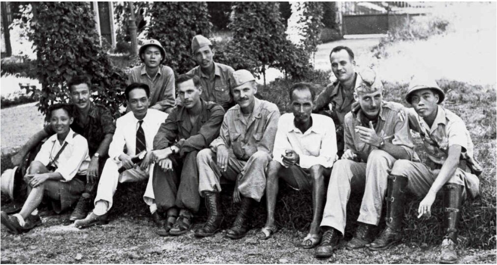 1945年9月、北部府で並ぶホー・チ・ミン、ヴォー・グエン・ザップ、OSS関係者