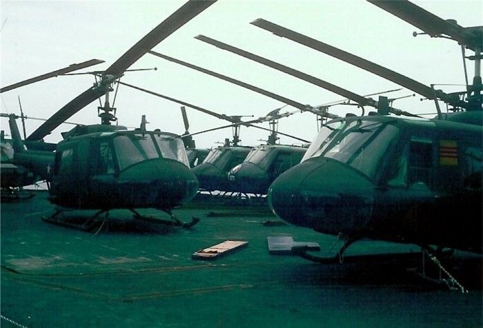 1975年5月に旧南ベトナム空軍のUH-1ヘリコプターを輸送する様子
