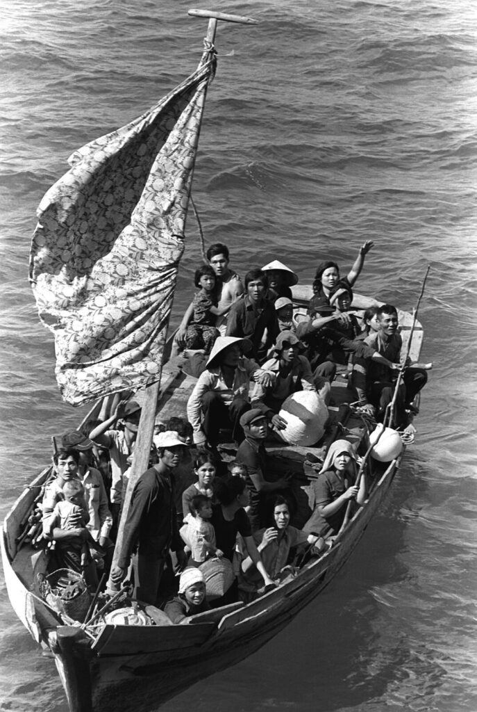 1984年5月、8日間の漂流後にUSSブルーリッジへの救助を待つ35人のベトナム難民