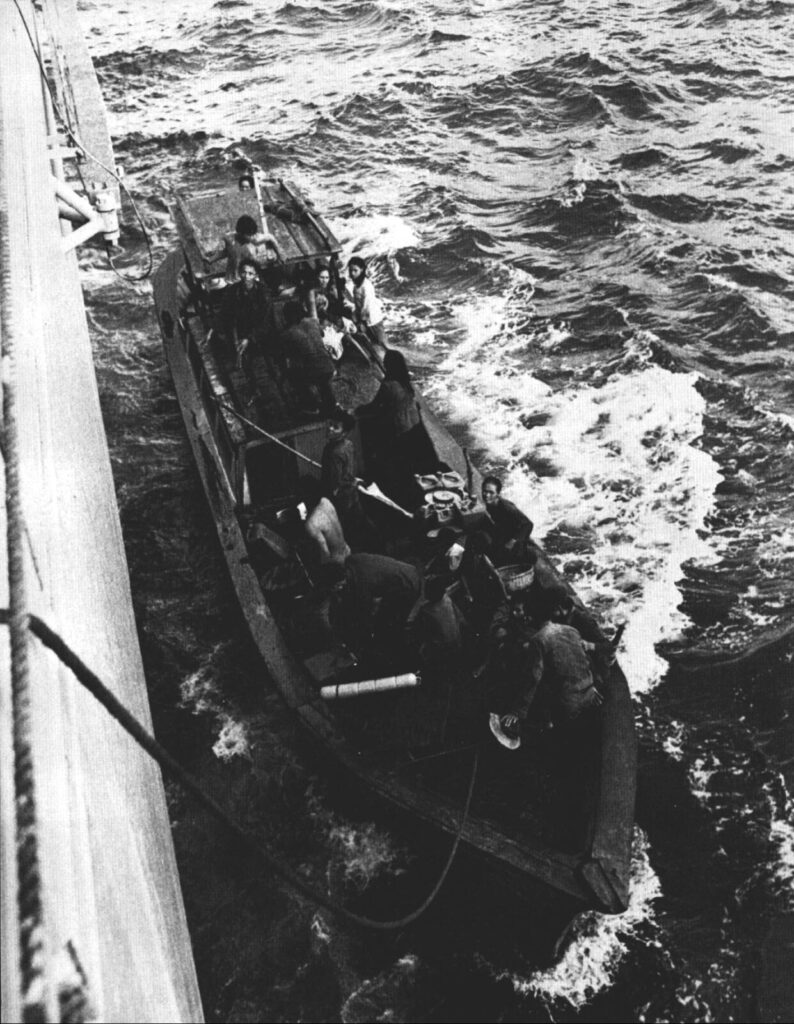 1979年ごろ南シナ海でUSSホワイト・プレインズに接舷したベトナム難民船