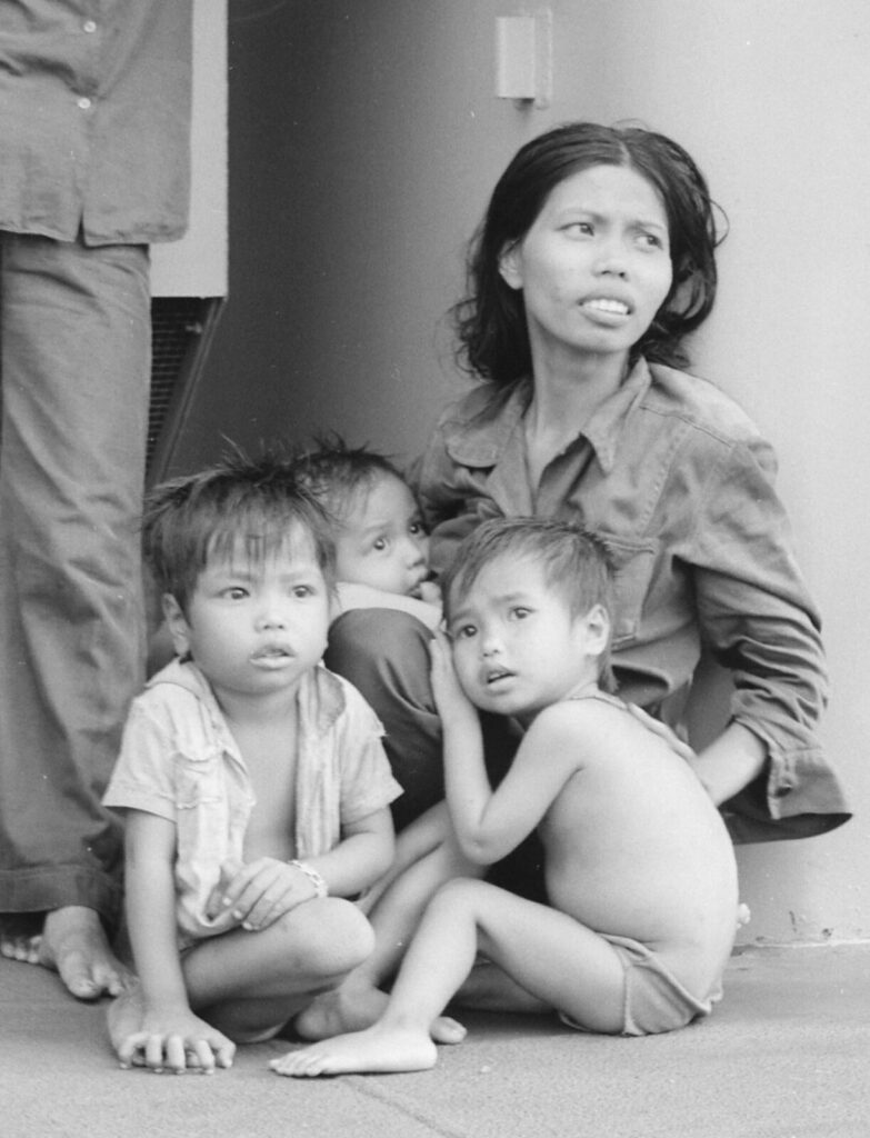 1979年8月、USSワバッシュ艦上で3人の子どもを世話するベトナム難民女性