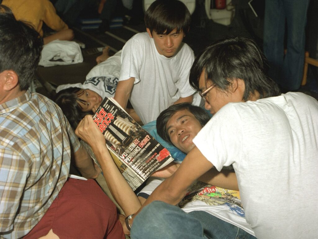 1989年7月、USSファイフ艦上で休むベトナム難民
