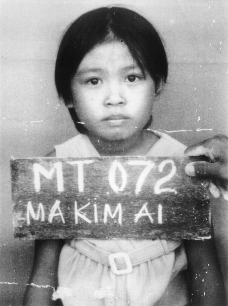 1980年、マレーシアの難民キャンプにいる若いベトナム人