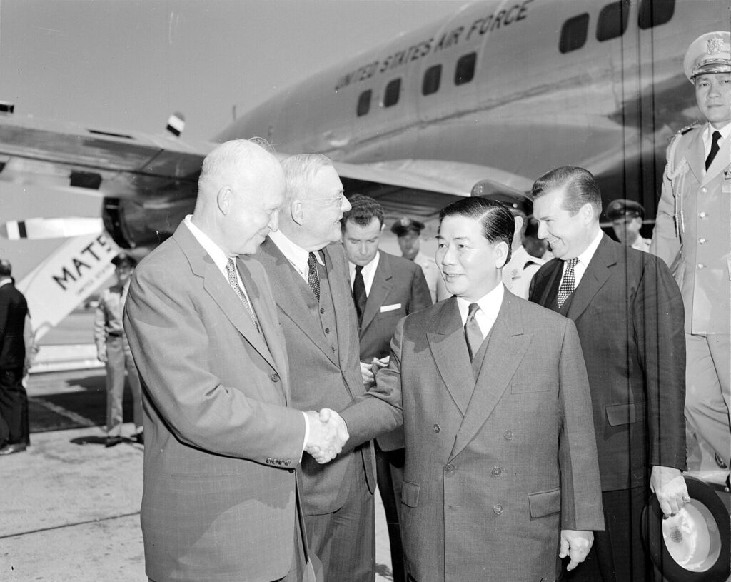 1957年5月、ワシントンでアイゼンハワー大統領らに迎えられるゴ・ディン・ジエム