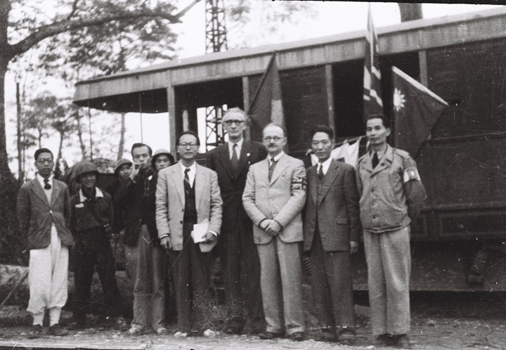 1947年1月、ハノイ住民の避難を協議するベトナム政府と英米中の代表
