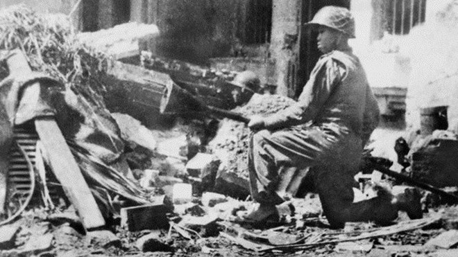 1946年12月、ハノイで突撃爆雷を持つベトミン兵士
