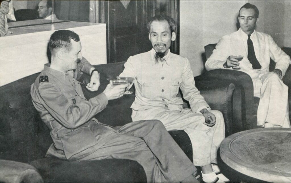 1946年3月18日、ハノイでルクレールとサンテニーを迎えるホー・チ・ミン