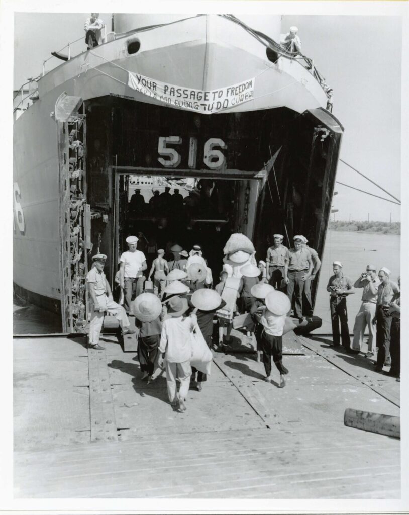 1954年10月、ハイフォンで米海軍LST-516へ乗り込むベトナム人住民