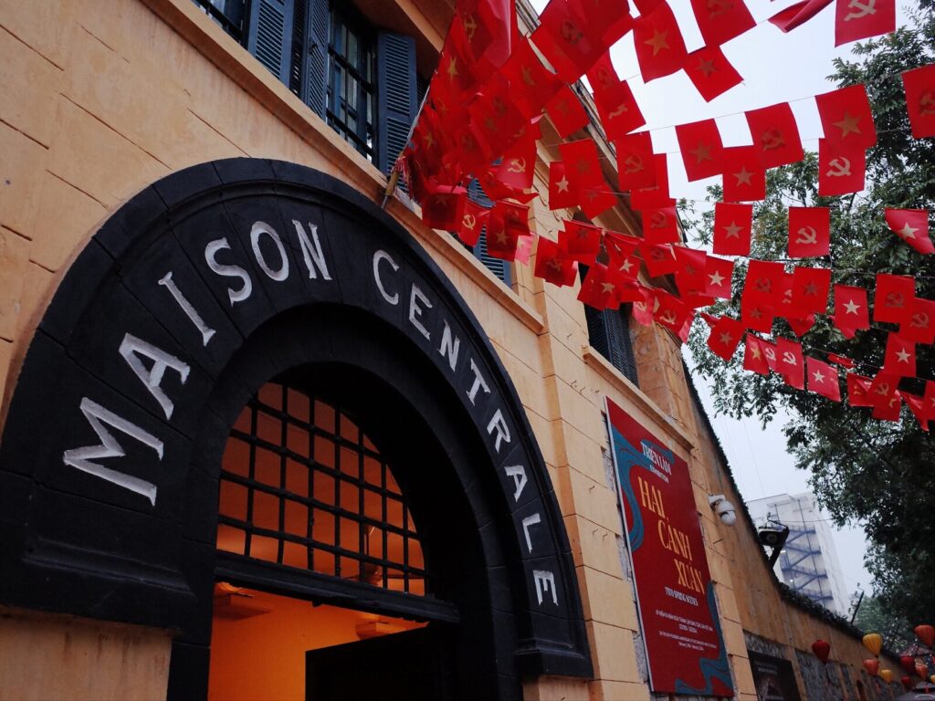ホアロー収容所に残るMaison Centraleの門