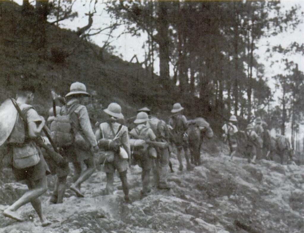 1945年3月、中国国境へ退却するフランス植民地軍