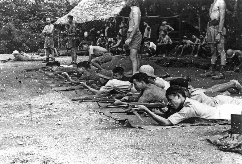 1945年8月16日、OSSディア・チームから武器訓練を受けるベトミン兵士