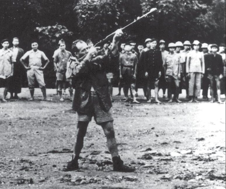 1945年8月、OSSから擲弾発射器の訓練を受けるベトミン兵士