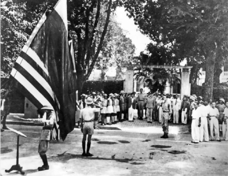 1945年8月26日、米国旗に敬礼するアーキメデス・パティ少佐とヴォー・グエン・ザップ