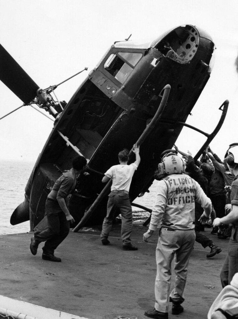 1975年4月、米艦艇の甲板から海へ押し出されるヘリコプター