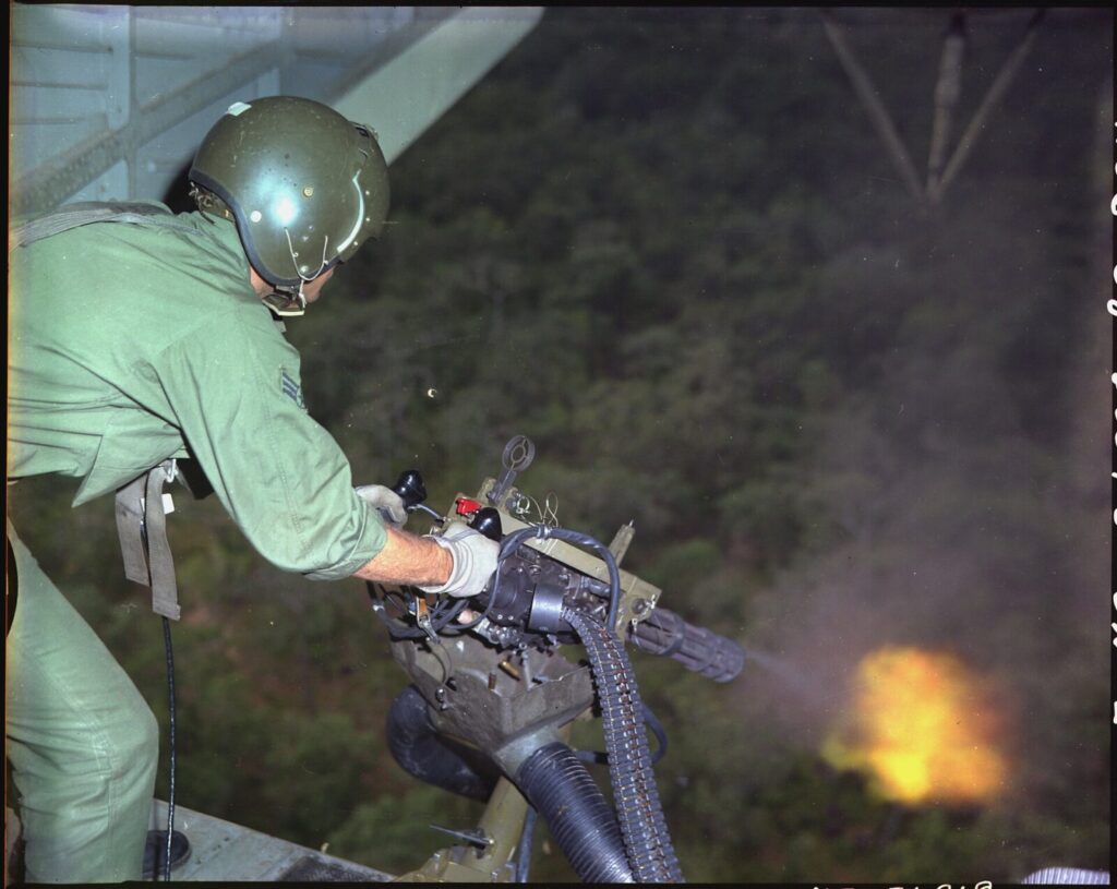 南ベトナム上空の救難哨戒でミニガンを射撃するHH3ヘリコプター乗員