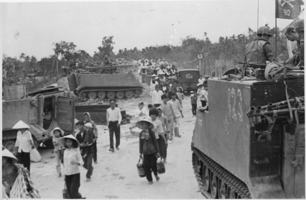 1968年、ミトー周辺でM113装甲車のそばに集まる避難民
