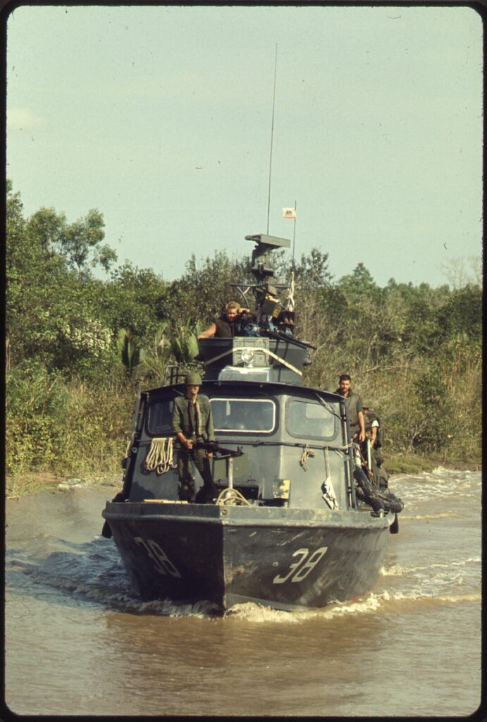 カイガイ運河を哨戒する米海軍高速艇PCF38