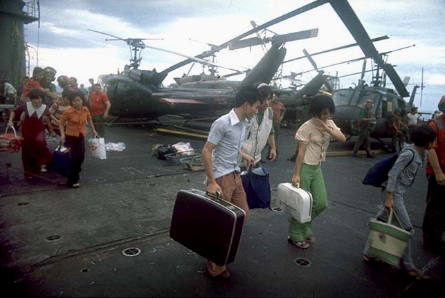 1975年4月、サイゴン陥落前後に米艦艇へ避難した南ベトナムの人びと