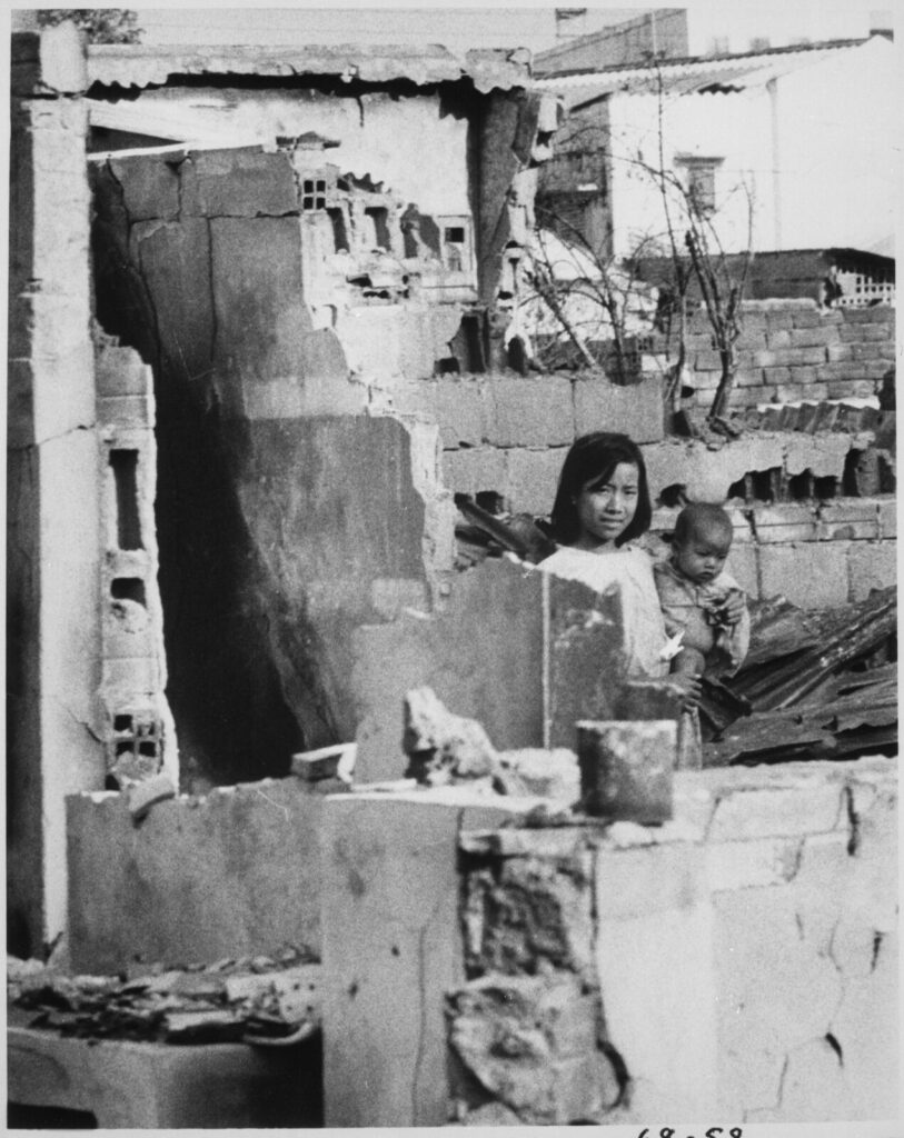 1968年のテト攻勢後、サイゴンの廃墟に立つ少女