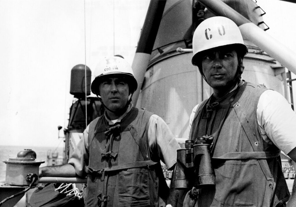 1964年8月、駆逐艦マドックス艦上の米海軍指揮官